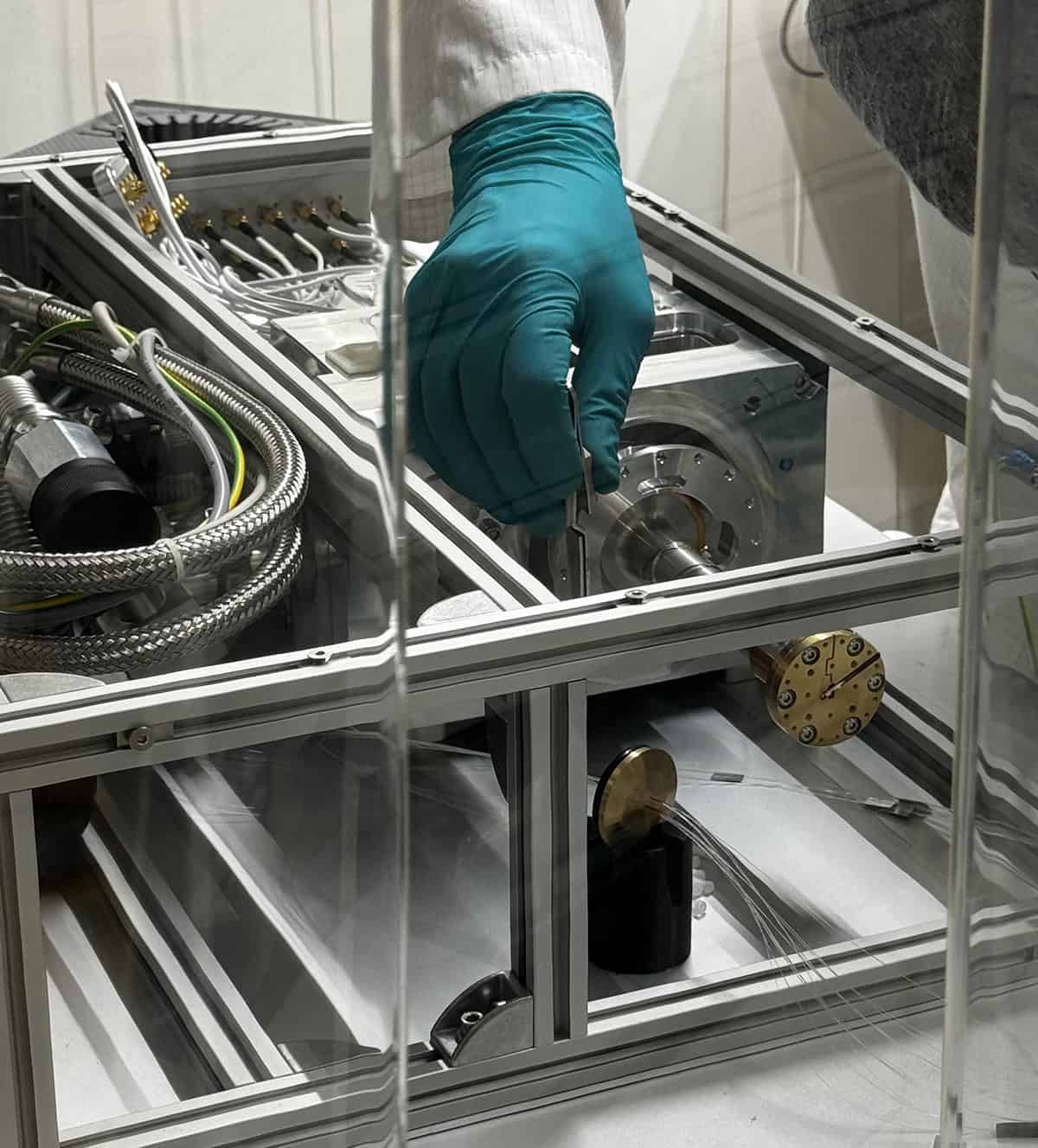 attoCMC cryostat